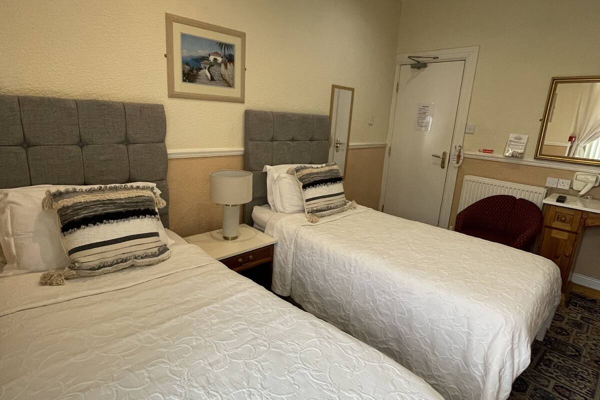 Chambre Classique avec lits jumeaux | 1 chambre, lit parapluie, Wi-Fi gratuit, draps fournis