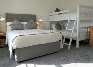 Family Room | Travel cot, free WiFi, bed sheets - Montclare Hotel (Llandudno)