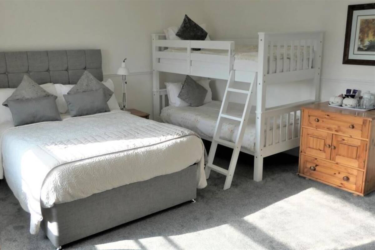 Familienzimmer | Reisekinderbett, kostenloses WLAN, Bettwäsche