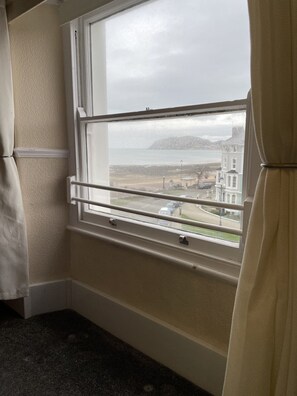 Family Room | Travel cot, free WiFi, bed sheets - Montclare Hotel (Llandudno)