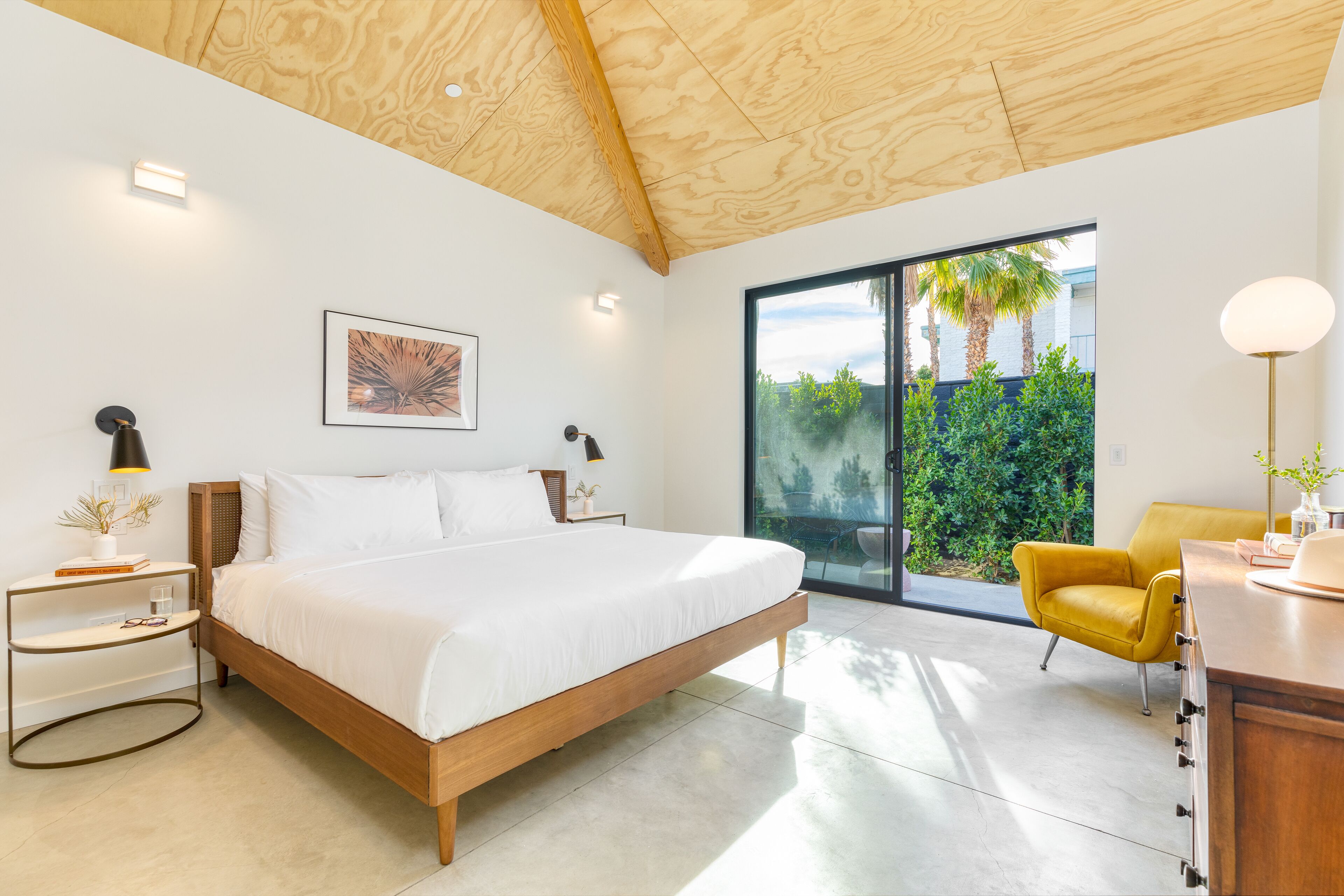 Blackhaus C11 by AvantStay | Modern Room + Pool