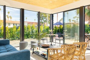 Smart TV, fireplace - Blackhaus A Suite by AvantStay | Modern Spaces (Palm Springs)