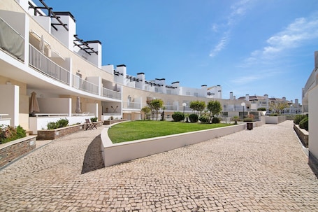 Property grounds. Apartment 'Mare Cheia' with Shared Pool, Wi-Fi and Air Conditioning