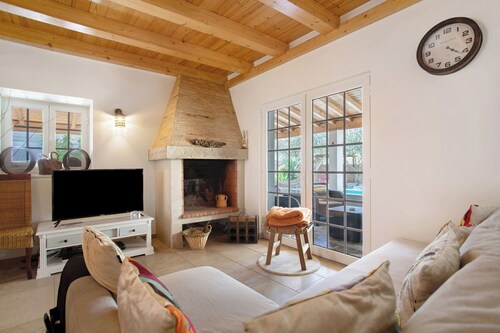 Holiday Home 'Holi' with Private Pool, Wi-Fi and Air Conditioning