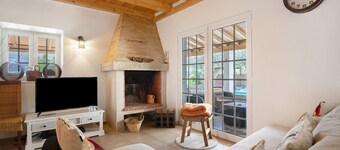 Holiday Home 'Holi' with Private Pool, Wi-Fi and Air Conditioning