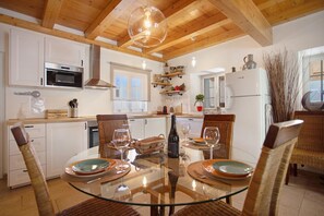 Fridge, microwave, oven, stovetop - Holiday Home 'Holi' with Private Pool, Wi-Fi and Air Conditioning (Valada)