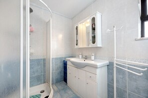 Baignoire, sèche-cheveux, serviettes fournies