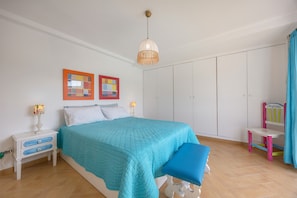A bedroom with a bed, bedside tables, a wardrobe, and a hanging light fixture. - Villa with Private Pool and Terraces – Perfect Holiday in Portimão (Portimão)