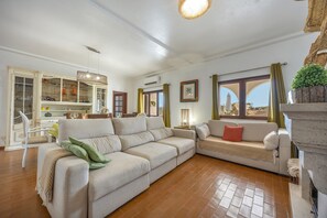 Living area - Villa with Private Pool and Terraces – Perfect Holiday in Portimão (Portimão)