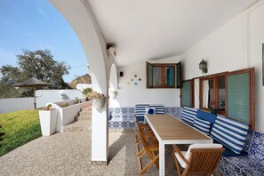 Outdoor dining - Villa with Private Pool and Terraces – Perfect Holiday in Portimão (Portimão)