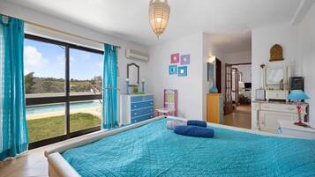 5 bedrooms, iron/ironing board, free WiFi, bed sheets