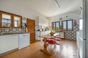 Private kitchen - Villa with Private Pool and Terraces – Perfect Holiday in Portimão (Portimão)