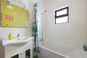 Baignoire, sèche-cheveux, serviettes fournies