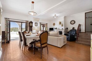 Interior - Villa with Private Pool and Terraces – Perfect Holiday in Portimão (Portimão)