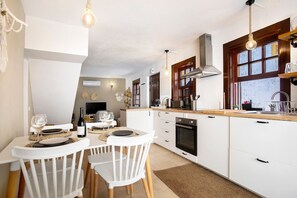 Fridge, microwave, oven, stovetop - Holiday Home 'River Sun' with Private Pool, Wi-Fi and Air Conditioning (Valada)