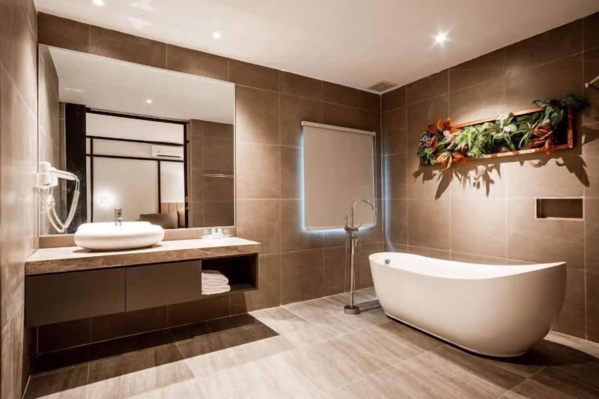 Bathroom | Free toiletries, hair dryer, slippers, towels