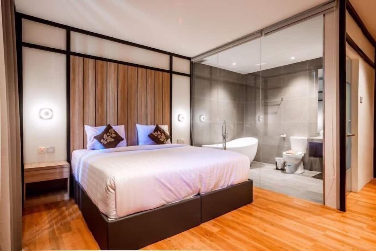 In-room safe, iron/ironing board, free WiFi, bed sheets