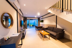 Habitación cuádruple Deluxe, 2 habitaciones | Caja fuerte, tabla de planchar con plancha, wifi gratis y ropa de cama