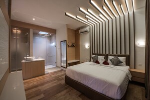 Habitación Signature doble, 1 cama de matrimonio | Caja fuerte, tabla de planchar con plancha, wifi gratis y ropa de cama