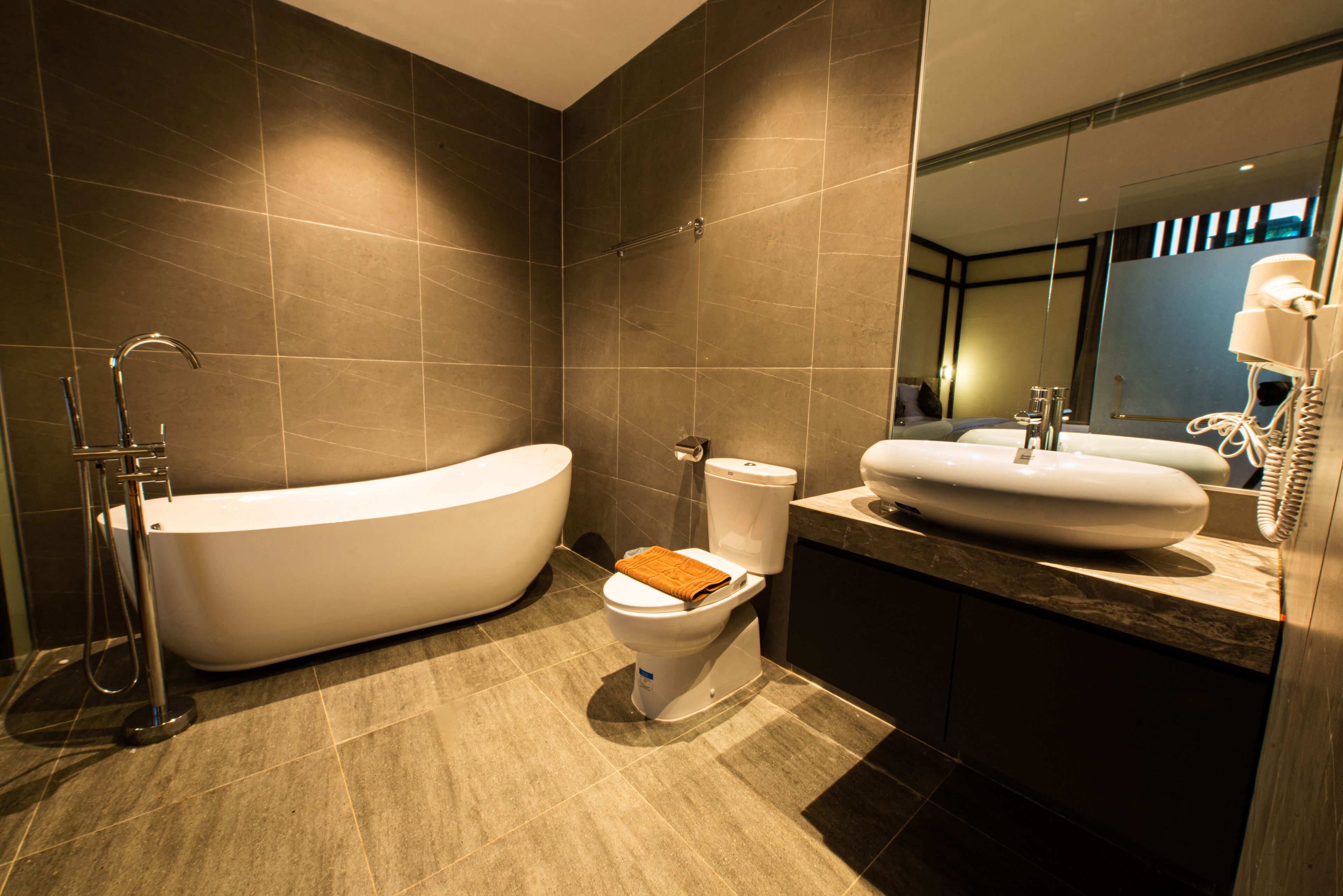Deluxe vierpersoonskamer, 2 slaapkamers | Badkamer | Gratis toiletartikelen, een haardroger, pantoffels, handdoeken