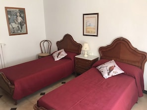 2 slaapkamers, reisbedje, gratis wifi, beddengoed