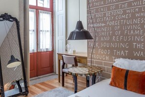 Double Room | Individually decorated, individually furnished, laptop workspace - The Poets Inn (Porto)