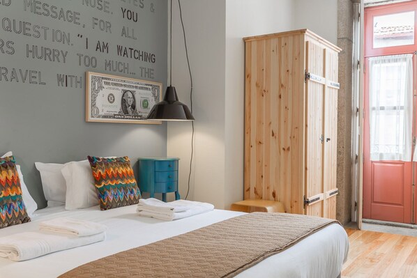 Double Room | Individually decorated, individually furnished, laptop workspace - The Poets Inn (Porto)