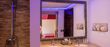 Suihku, hiustenkuivaaja, pyyhkeet, saippua