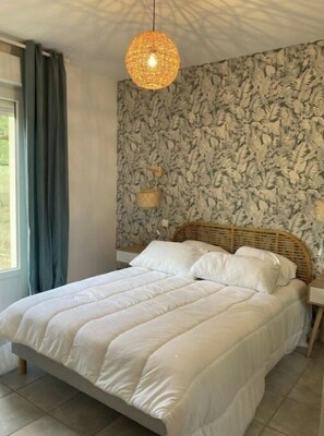 3 室のベッドルーム、デスク、アイロン / アイロン台