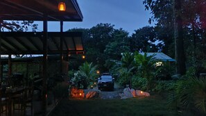 Outdoor dining - Casa Caspio (Pavones)