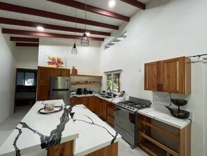 Réfrigérateur, four, plaque de cuisson, cafetière/bouilloire