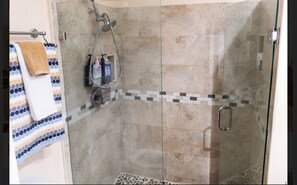 Dusche, Whirlpool, Handtücher, Toilettenpapier