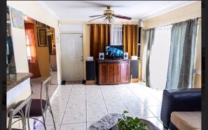 Living area - Three bedroom Panoramic Lake front home (Lauderdale Lakes)