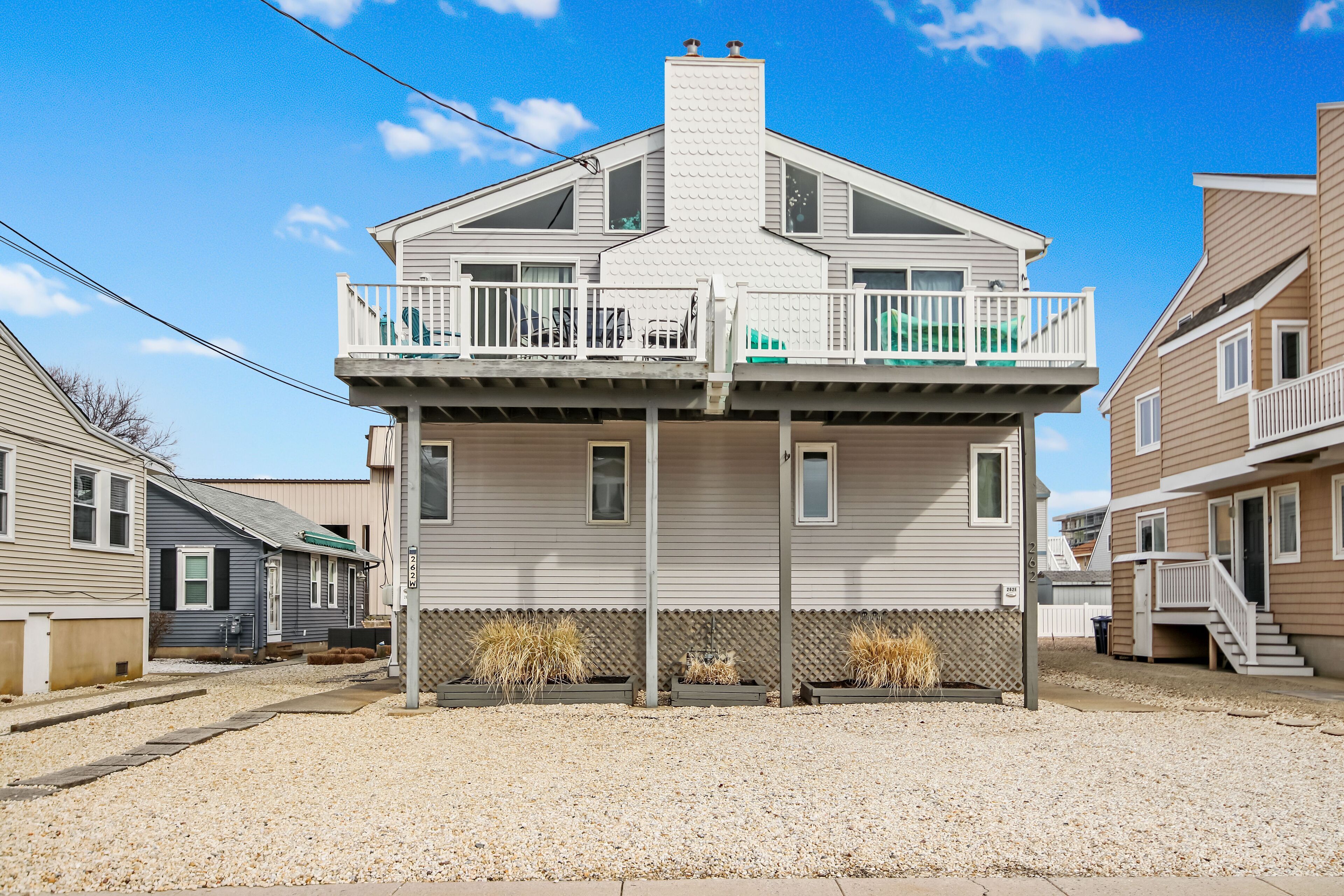 Your vacation starts at this ideally located townhouse.