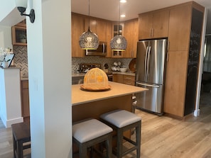 Fridge, microwave, oven, stovetop - Springs Hideaway (Coral Springs)