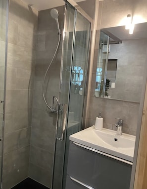 Douche, sèche-cheveux, serviettes fournies, savon