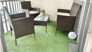 A balcony with wicker furniture, a small table, and a potted plant. - ⭐️⭐️🇫🇷PARIS/BORGET✈️CDG/VILLEPINTE/ASTERIX/STADE DE FRANCE/DISNEYLAND🇫🇷⭐️⭐️ (Garges-lès-Gonesse)