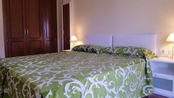 1 soveværelse, pengeskab på værelset, strygejern/strygebræt