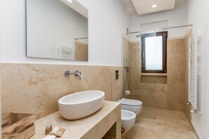 Séchoir à cheveux, bidet, serviettes fournies, savon