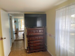 Interior - Salty Sailor - 2BR , close to Memorial Park Pet friendly LINENS AND TOWELS (Chincoteague)