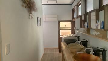 Shower, hair dryer, towels, shampoo