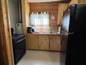 Utensilios de cocina, especias y papel de cocina