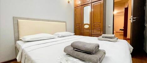 2 habitaciones, tabla de planchar con plancha, wifi y ropa de cama