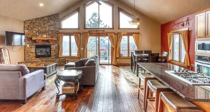 Westwinds Lodge – Stunning Views, Hot Tub & Cozy Retreat