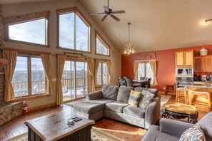 Una Smart TV, una chimenea