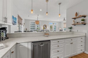 Microonde, forno, piano cottura, lavastoviglie