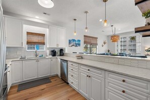 微波炉、烤箱、炉灶、洗碗机