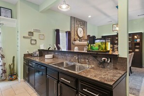 Oven - 5 bedroom 3 bath private pool 20 miles from downtown Dallas! (Mesquite)