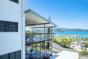 Terrace/patio - Luxury 4 bedroom holiday home + Pool + Self-contained Unit + 3 Living aeras (Airlie Beach)