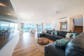 Smart TV - Luxury 4 bedroom holiday home + Pool + Self-contained Unit + 3 Living aeras (Airlie Beach)